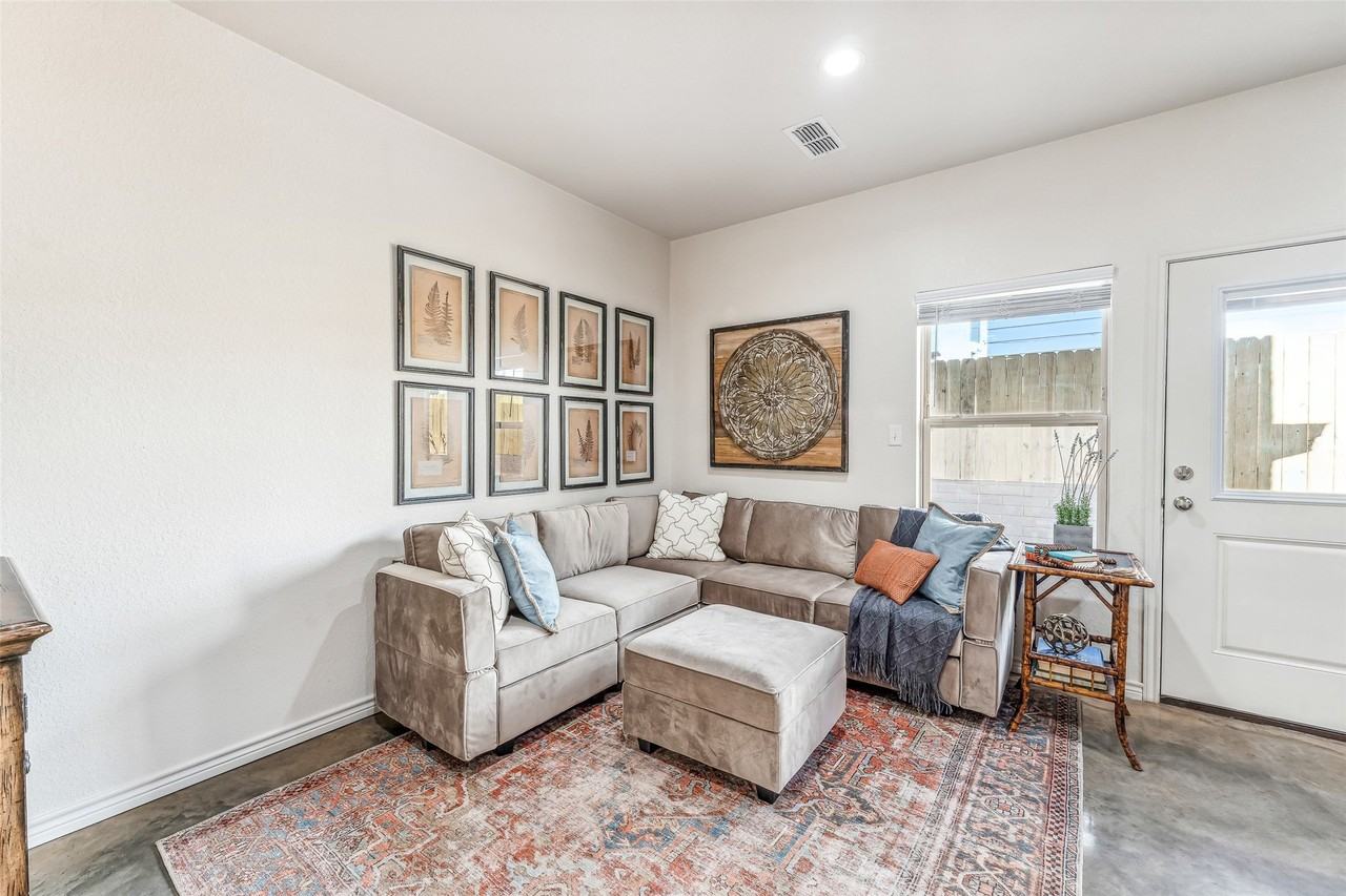 1111 W Vanderbilt St #201 - Photo 4 of 29
