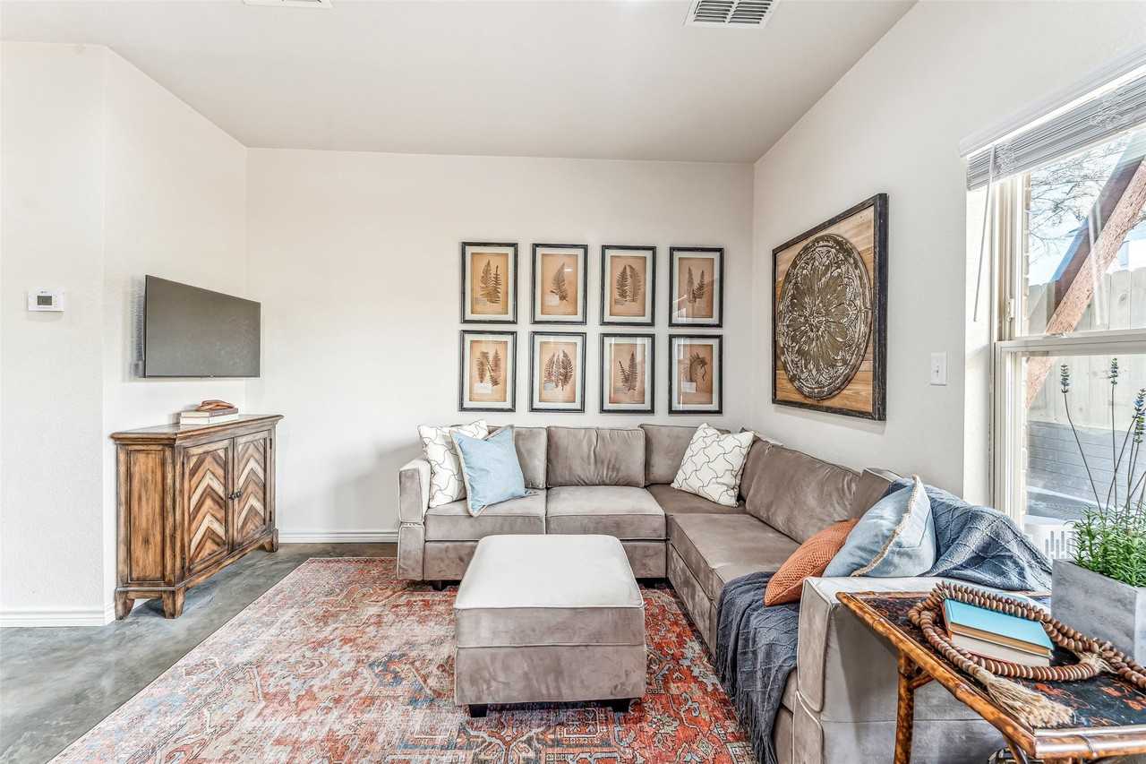 1111 W Vanderbilt St #201 - Photo 5 of 29
