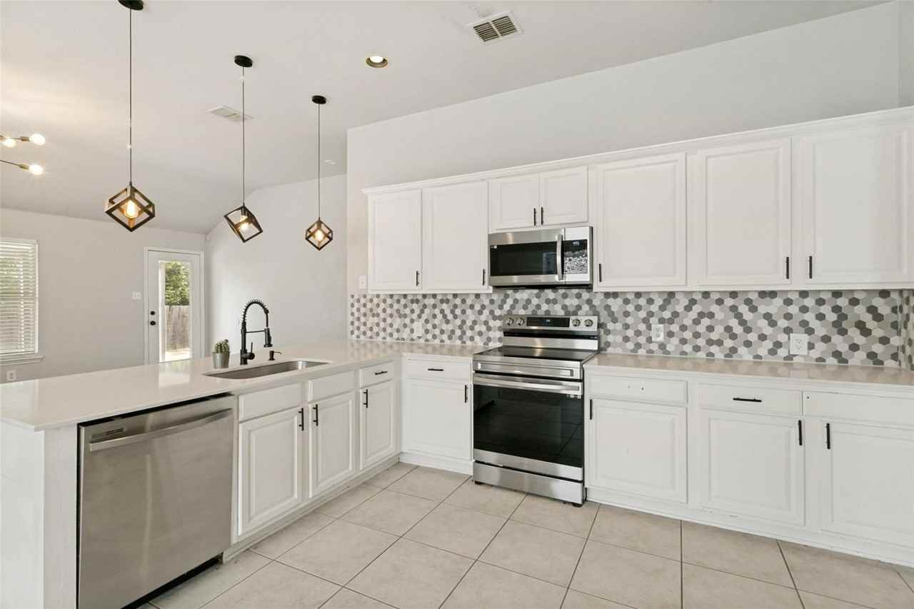 429 Angler Dr - Photo 4 of 12
