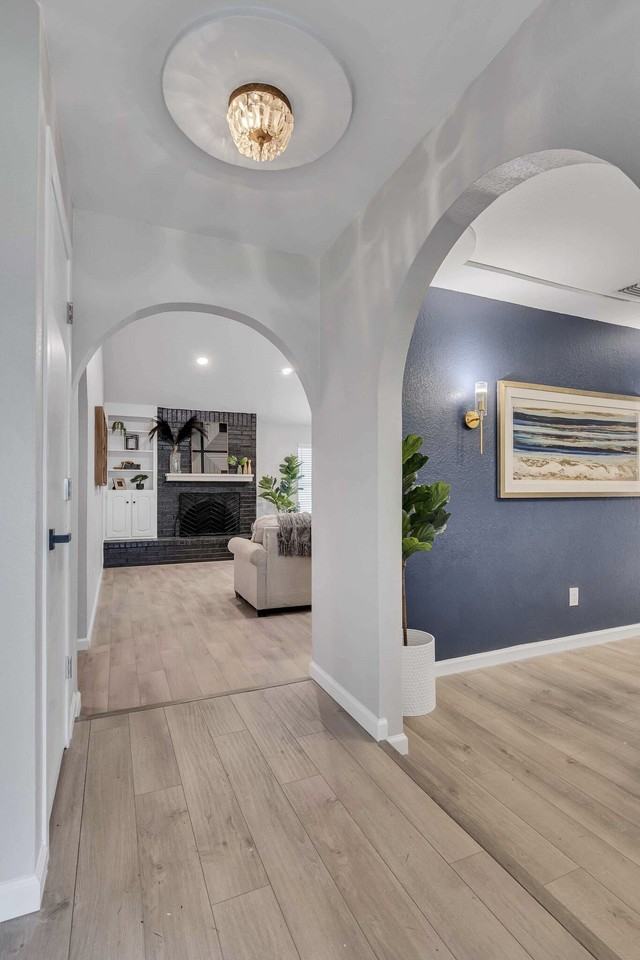 305 Northglen Dr - Photo 2 of 22