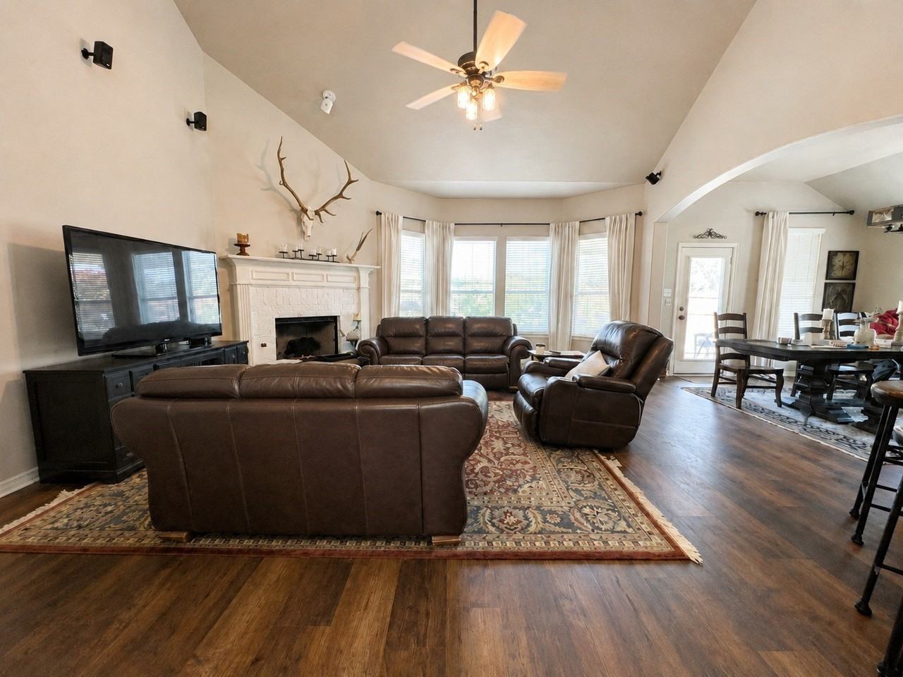 233 Mitchell Blvd - Photo 5 of 33