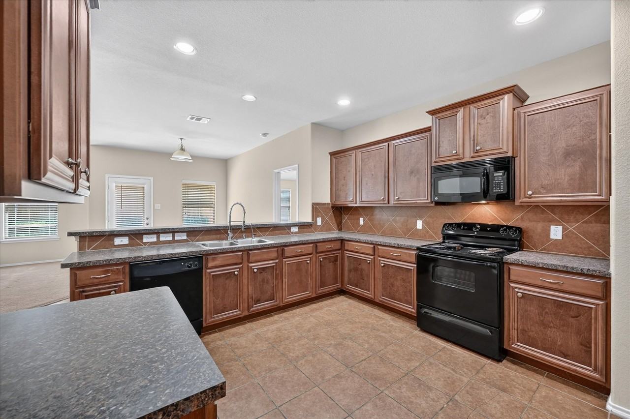14911 Riverside Dr - Photo 2 of 21