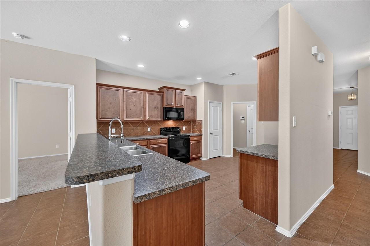 14911 Riverside Dr - Photo 3 of 21