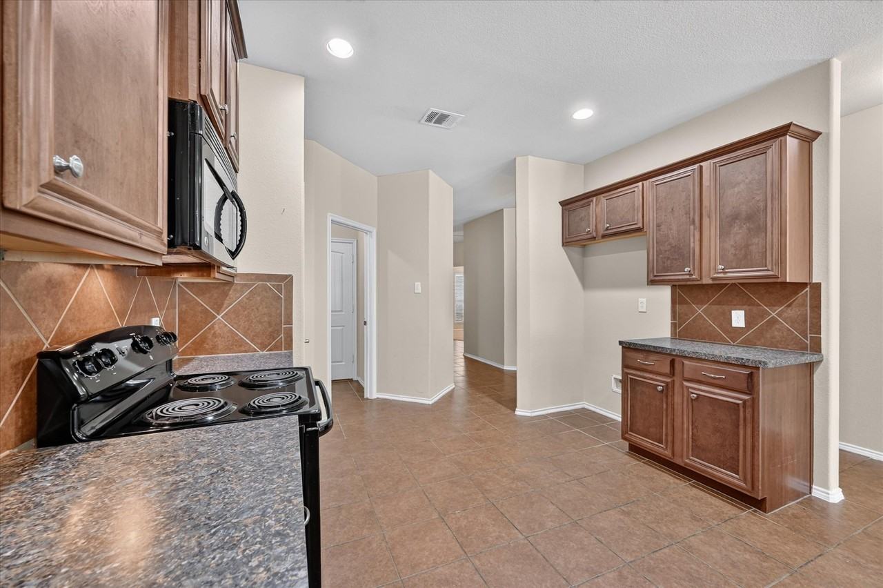 14911 Riverside Dr - Photo 4 of 21