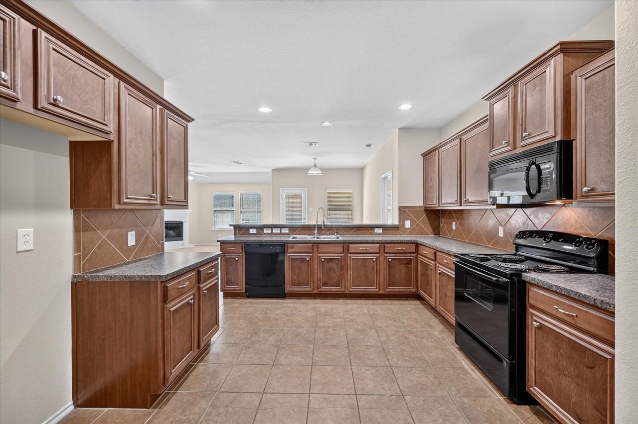14911 Riverside Dr - Photo 6 of 21