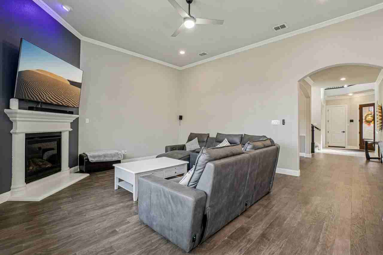 1036 Windy Hill Ln - Photo 7 of 40