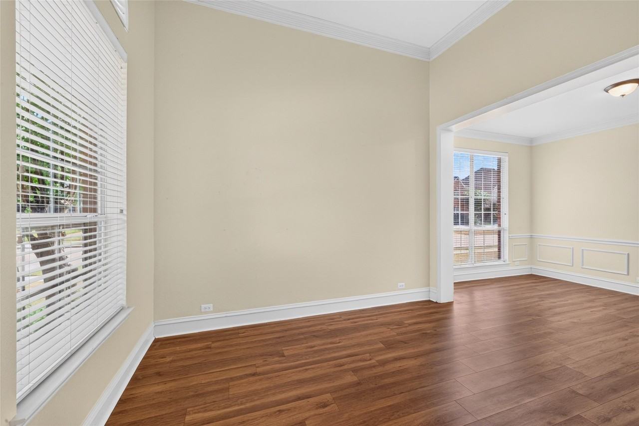 8701 Mandevilla Dr - Photo 6 of 40