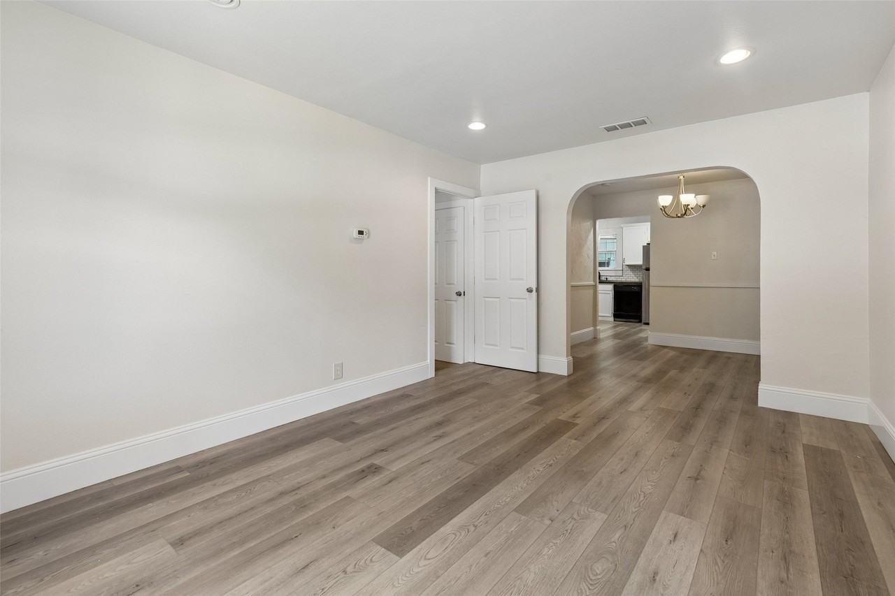 113 W Avenue E - Photo 3 of 15