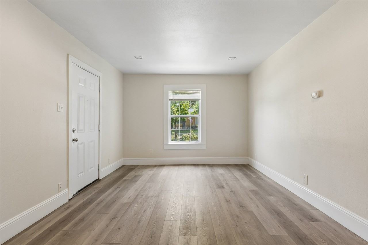 113 W Avenue E - Photo 4 of 15
