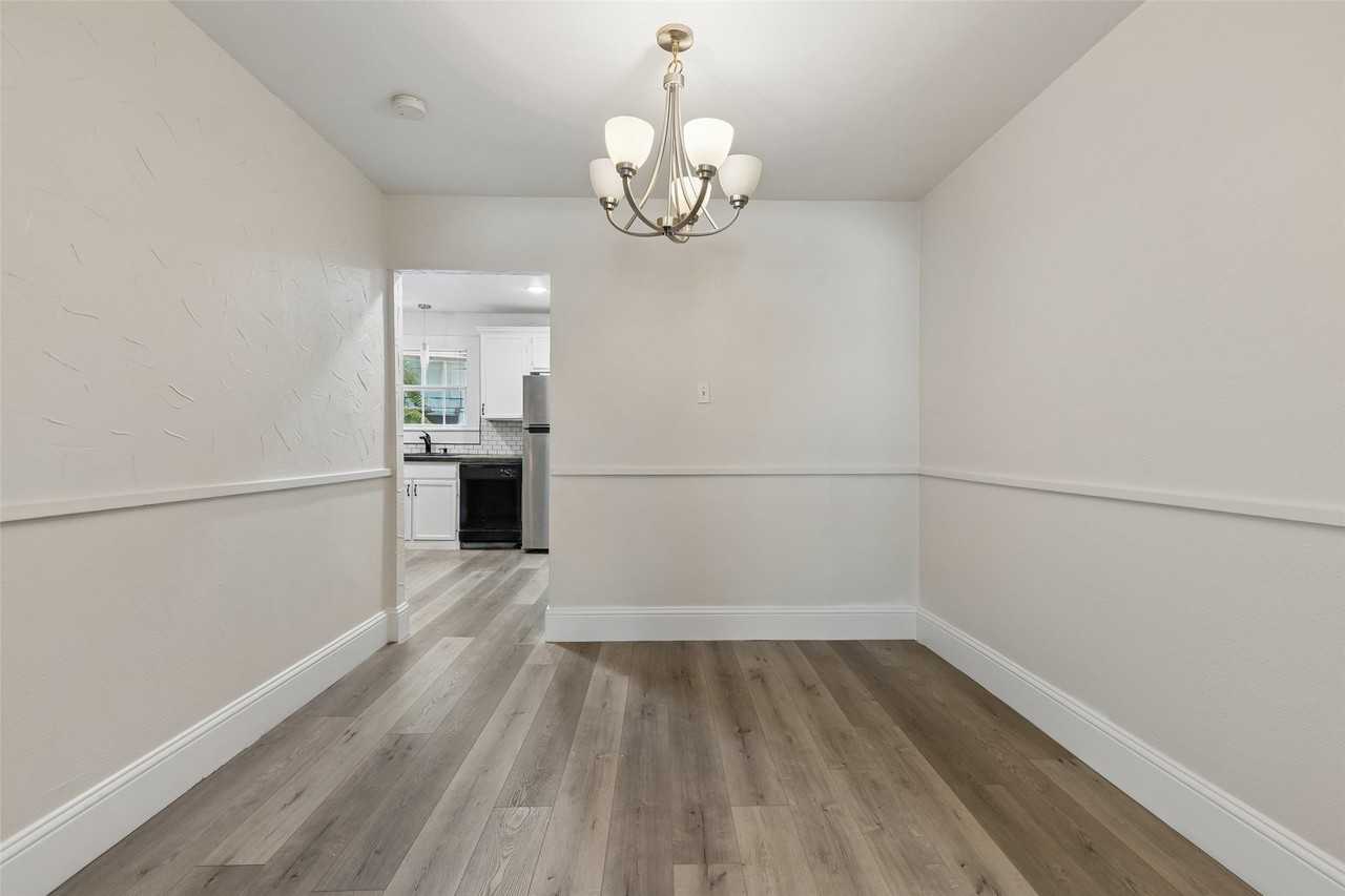 113 W Avenue E - Photo 5 of 15