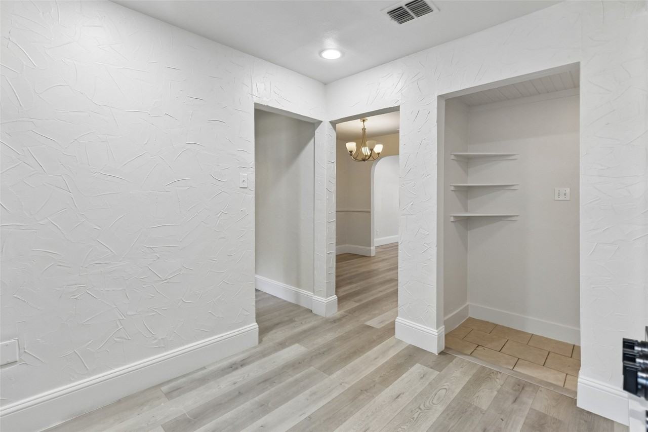 113 W Avenue E - Photo 7 of 15