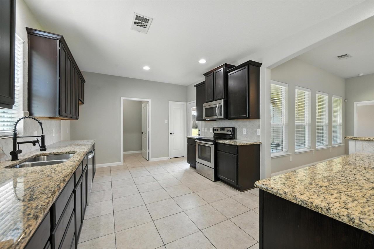 2401 Fall Leaf Ct - Photo 4 of 19