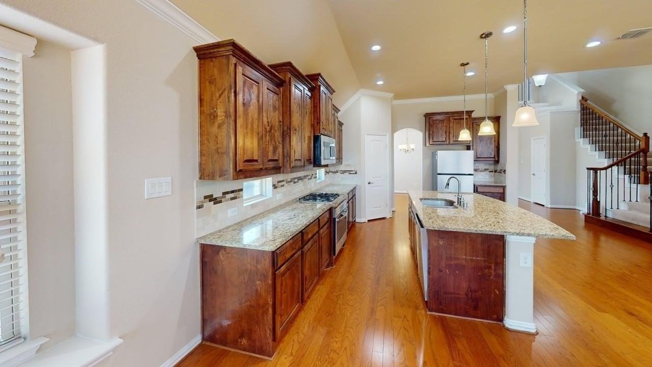 700 Shrewsbury Pl - Photo 3 of 27