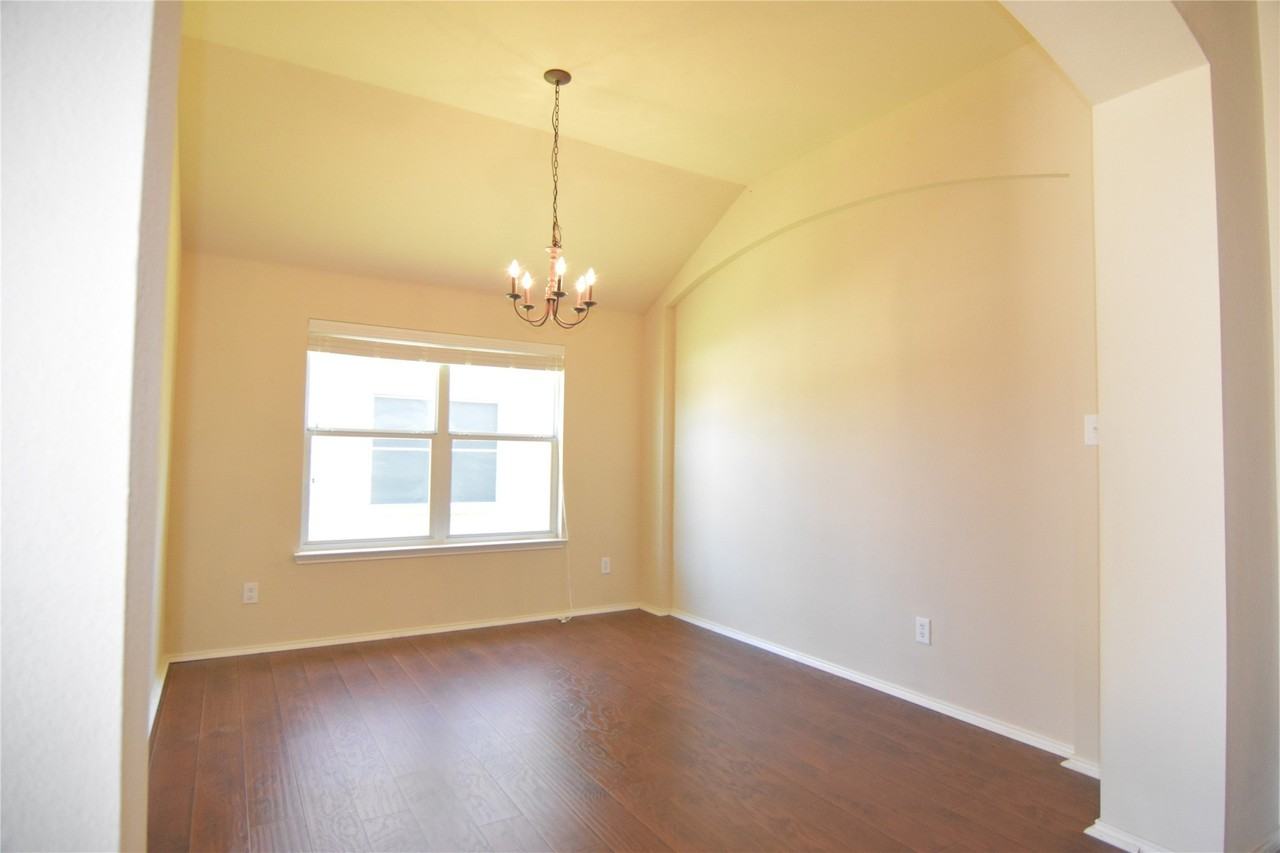 714 Bastrop Dr - Photo 4 of 17