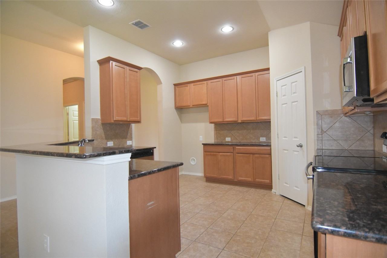 714 Bastrop Dr - Photo 6 of 17