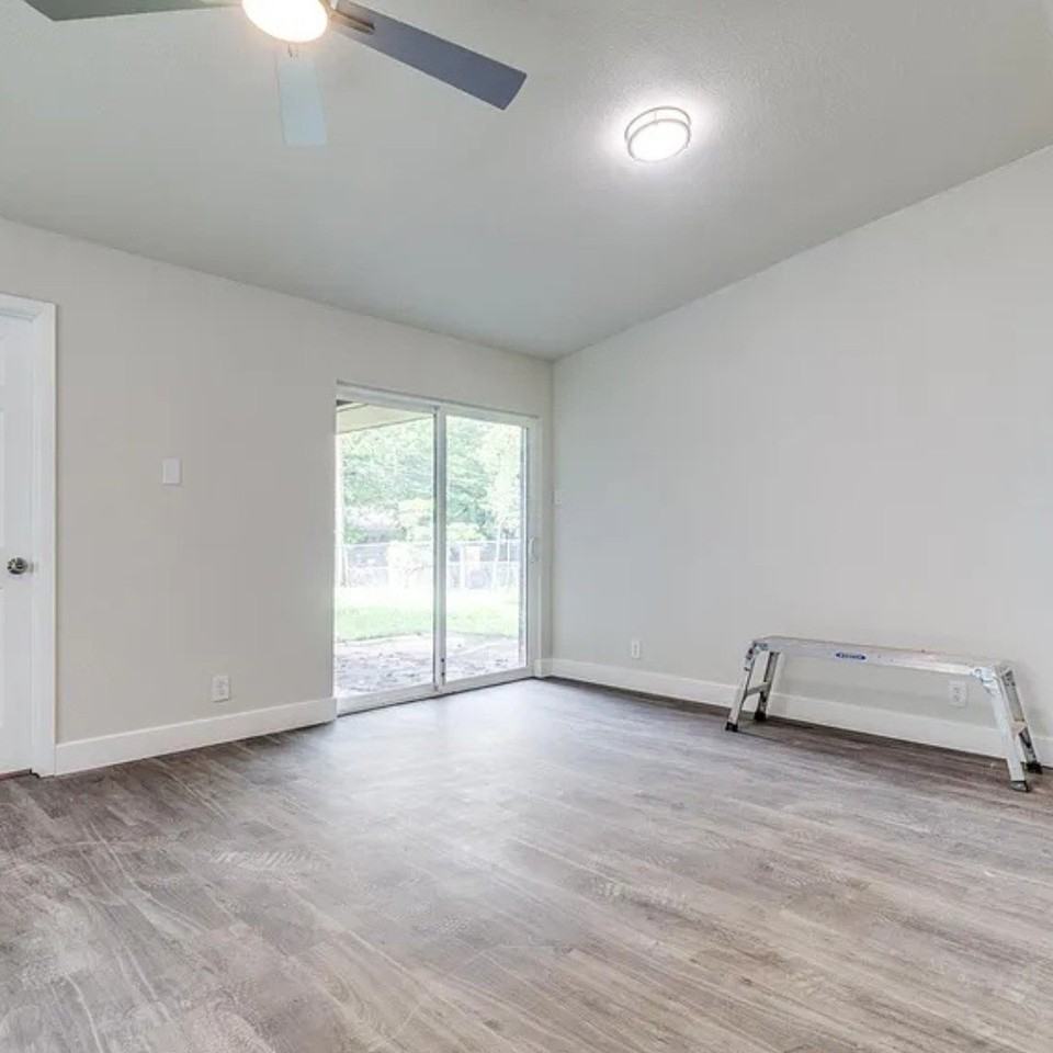 3709 Hilton Dr - Photo 4 of 19