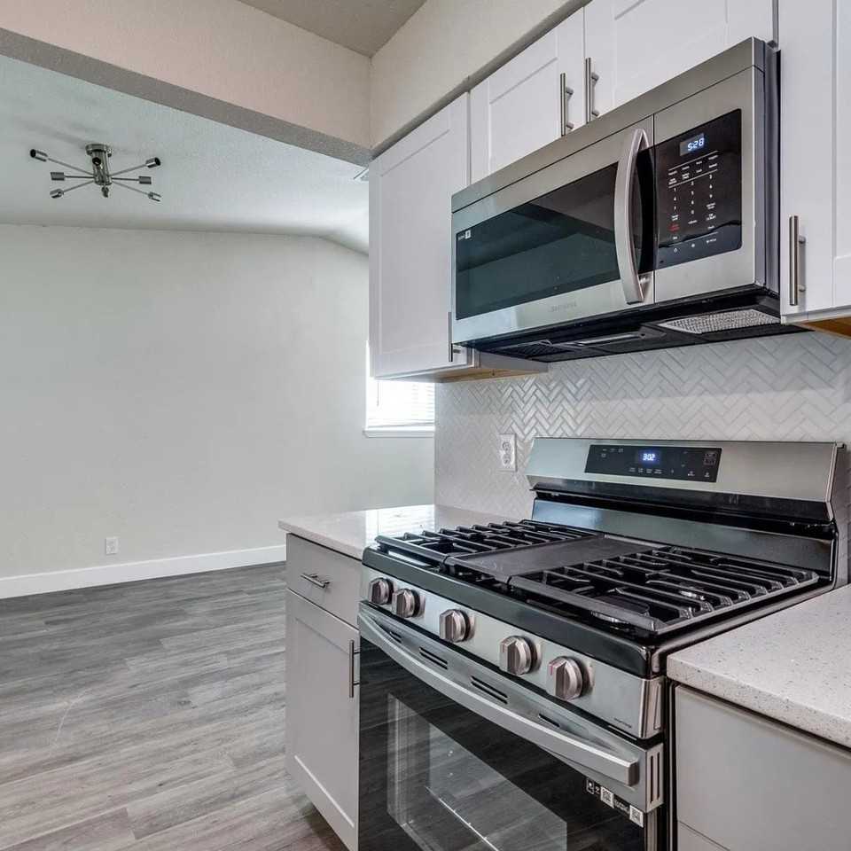 3709 Hilton Dr - Photo 6 of 19