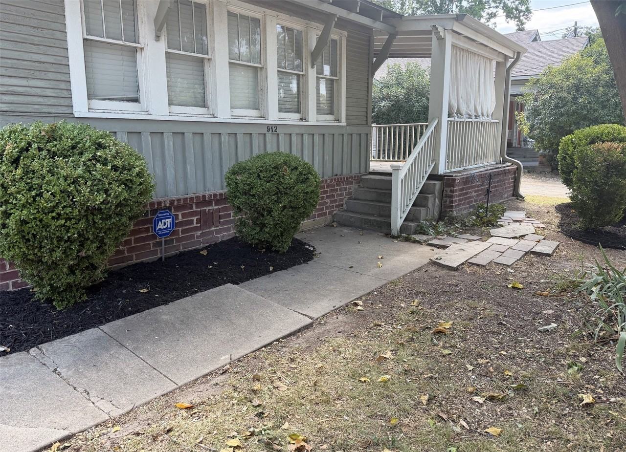 912 Oakland St - Photo 2 of 21