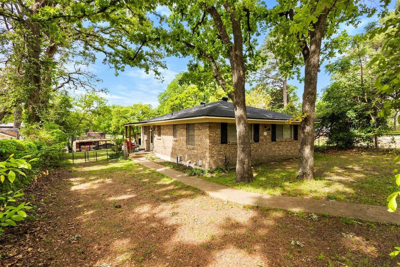 111 Island Park Dr - Photo 2 of 37
