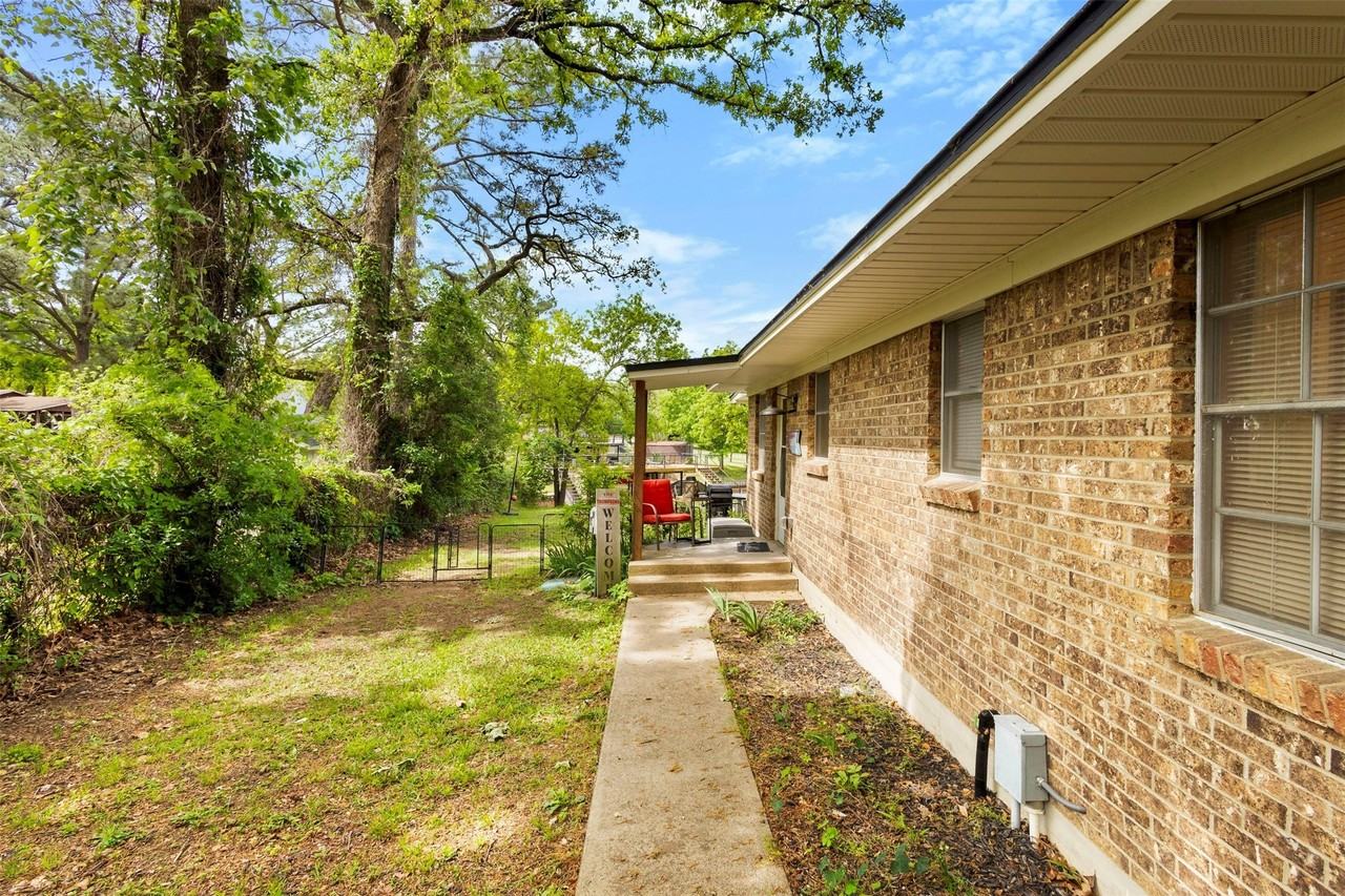 111 Island Park Dr - Photo 3 of 37