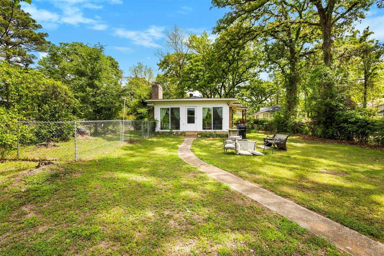 111 Island Park Dr - Photo 4 of 37