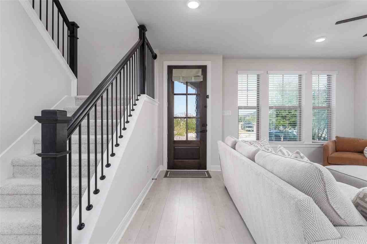 905 Carnation Dr - Photo 2 of 33