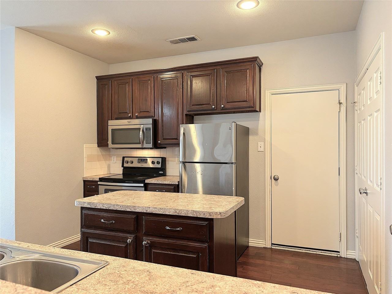 389 Ivan Dr - Photo 7 of 37