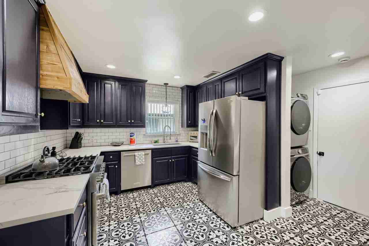 3042 Oxfordshire Ln - Photo 4 of 22