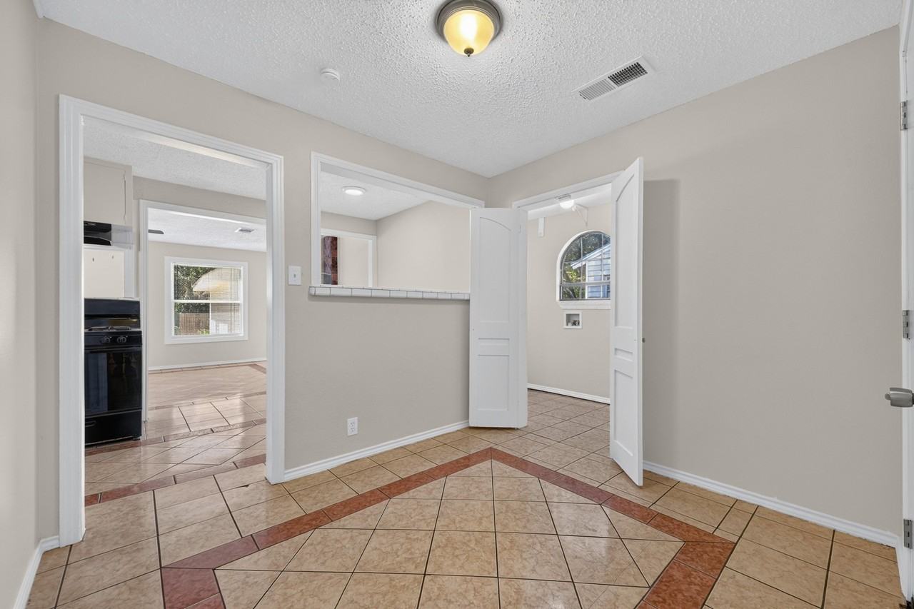 2358 Norwood Dr - Photo 7 of 31