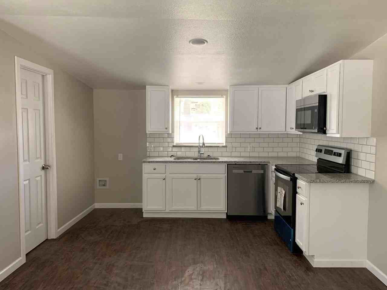 1012 Faye St - Photo 2 of 9