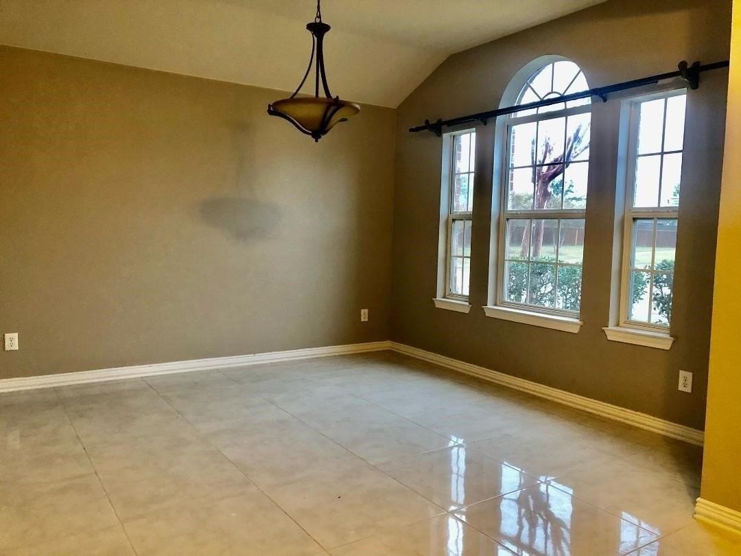 3311 Admiral Dr - Photo 3 of 12