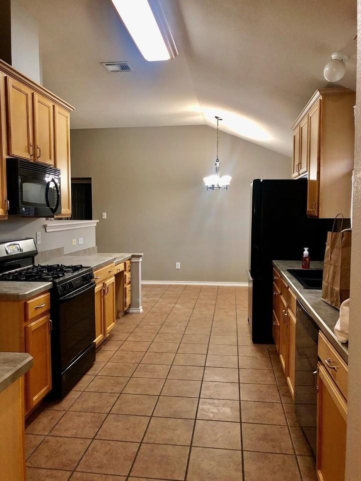 3311 Admiral Dr - Photo 4 of 12