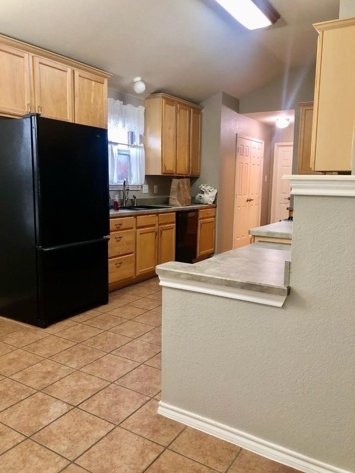 3311 Admiral Dr - Photo 5 of 12