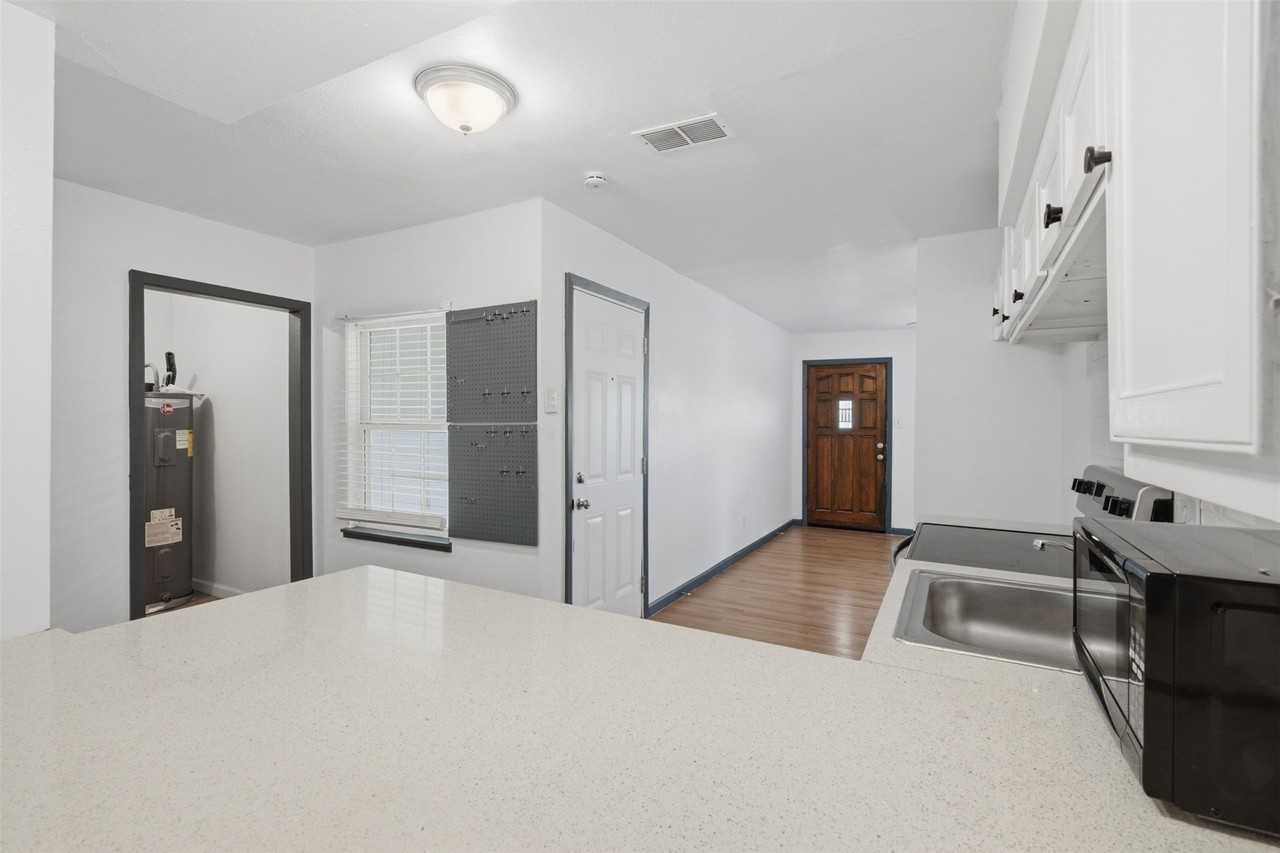 620 E Sears St - Photo 6 of 25