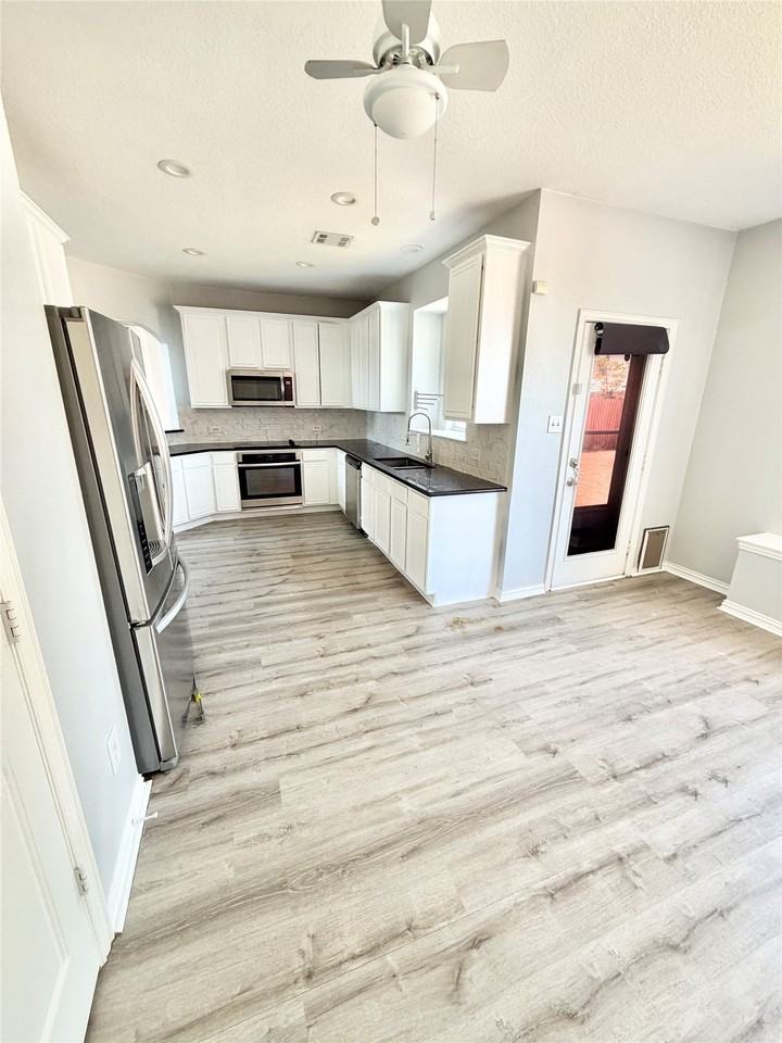 2501 Stetson Dr - Photo 4 of 23