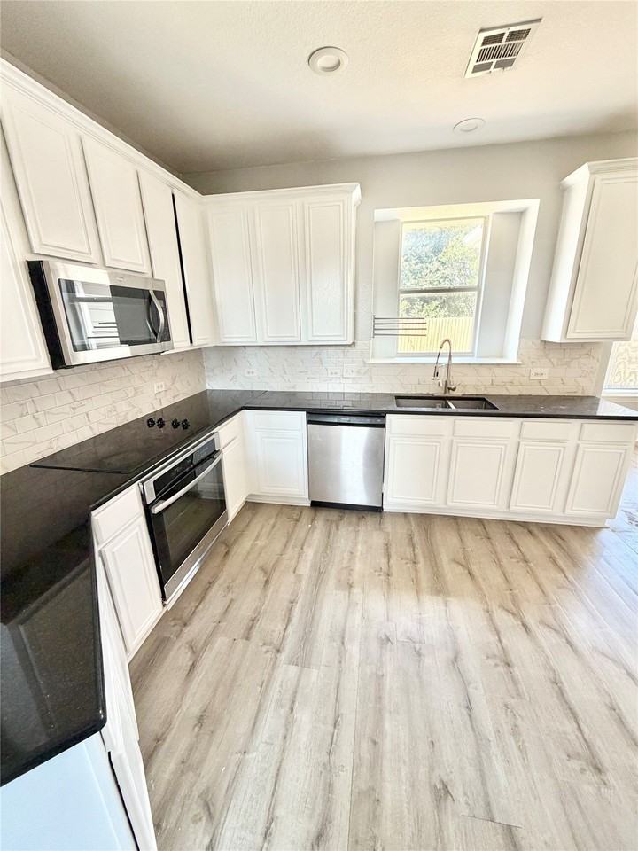 2501 Stetson Dr - Photo 5 of 23