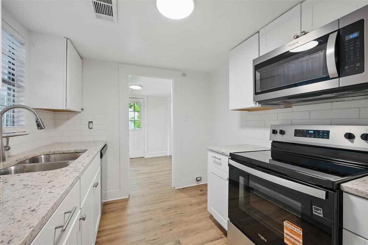 906 E Houston St - Photo 4 of 29