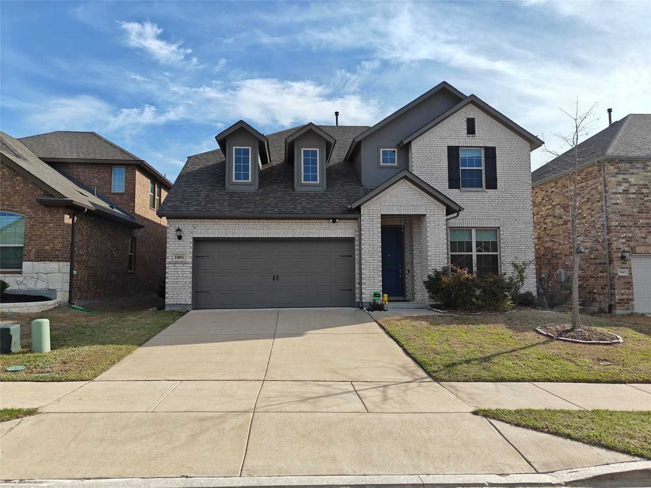 1001 Azure Ln - Photo 2 of 32