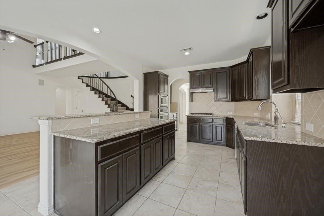 233 Chappellet St - Photo 7 of 35