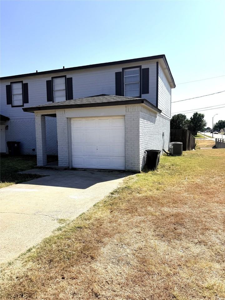 1025 Nw Summercrest Blvd #B - Photo 2 of 20