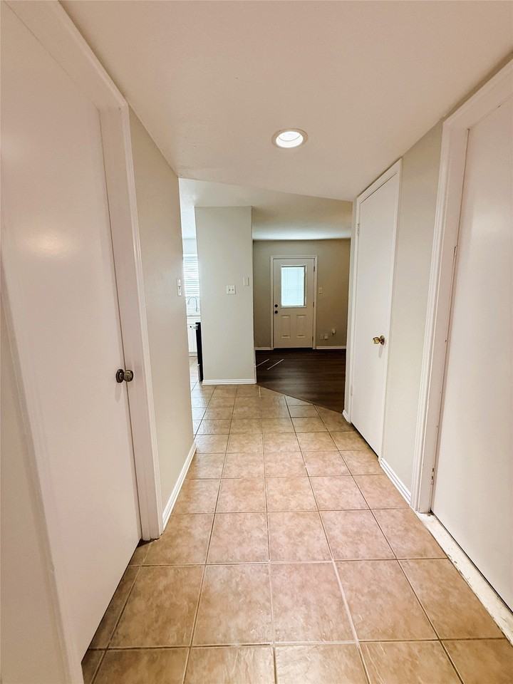 1025 Nw Summercrest Blvd #B - Photo 3 of 20