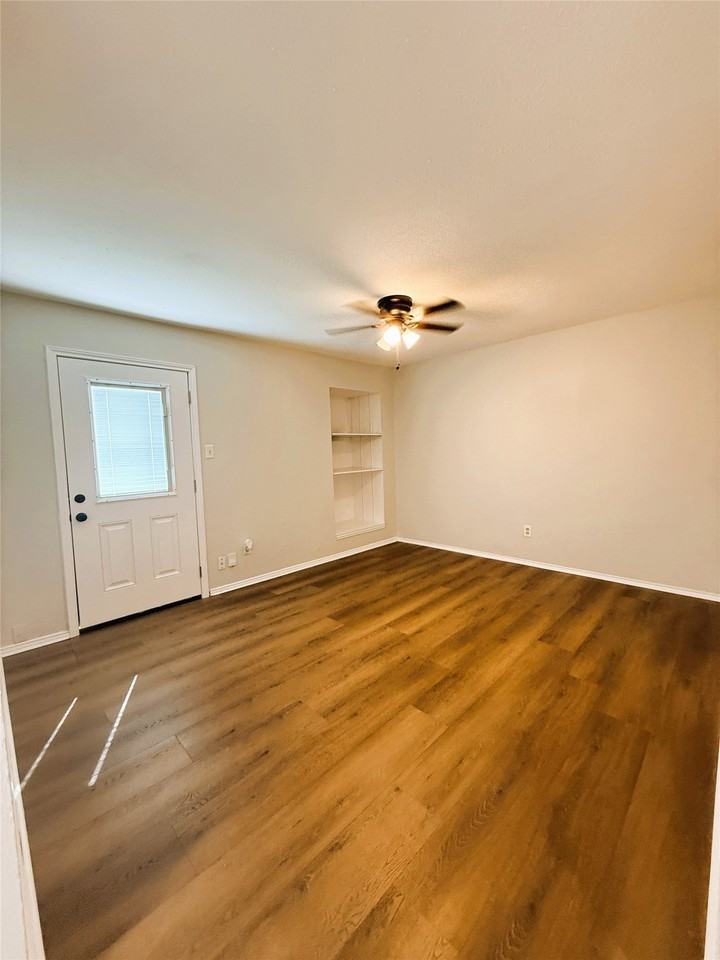1025 Nw Summercrest Blvd #B - Photo 4 of 20