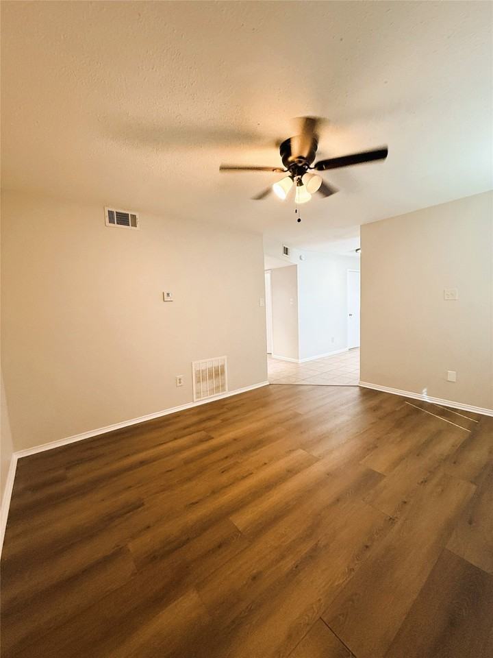 1025 Nw Summercrest Blvd #B - Photo 5 of 20