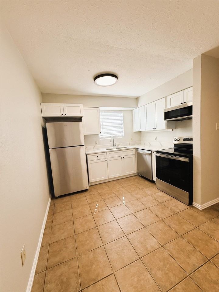 1025 Nw Summercrest Blvd #B - Photo 6 of 20