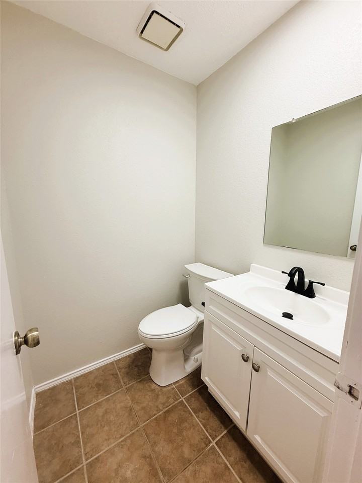 1025 Nw Summercrest Blvd #B - Photo 7 of 20