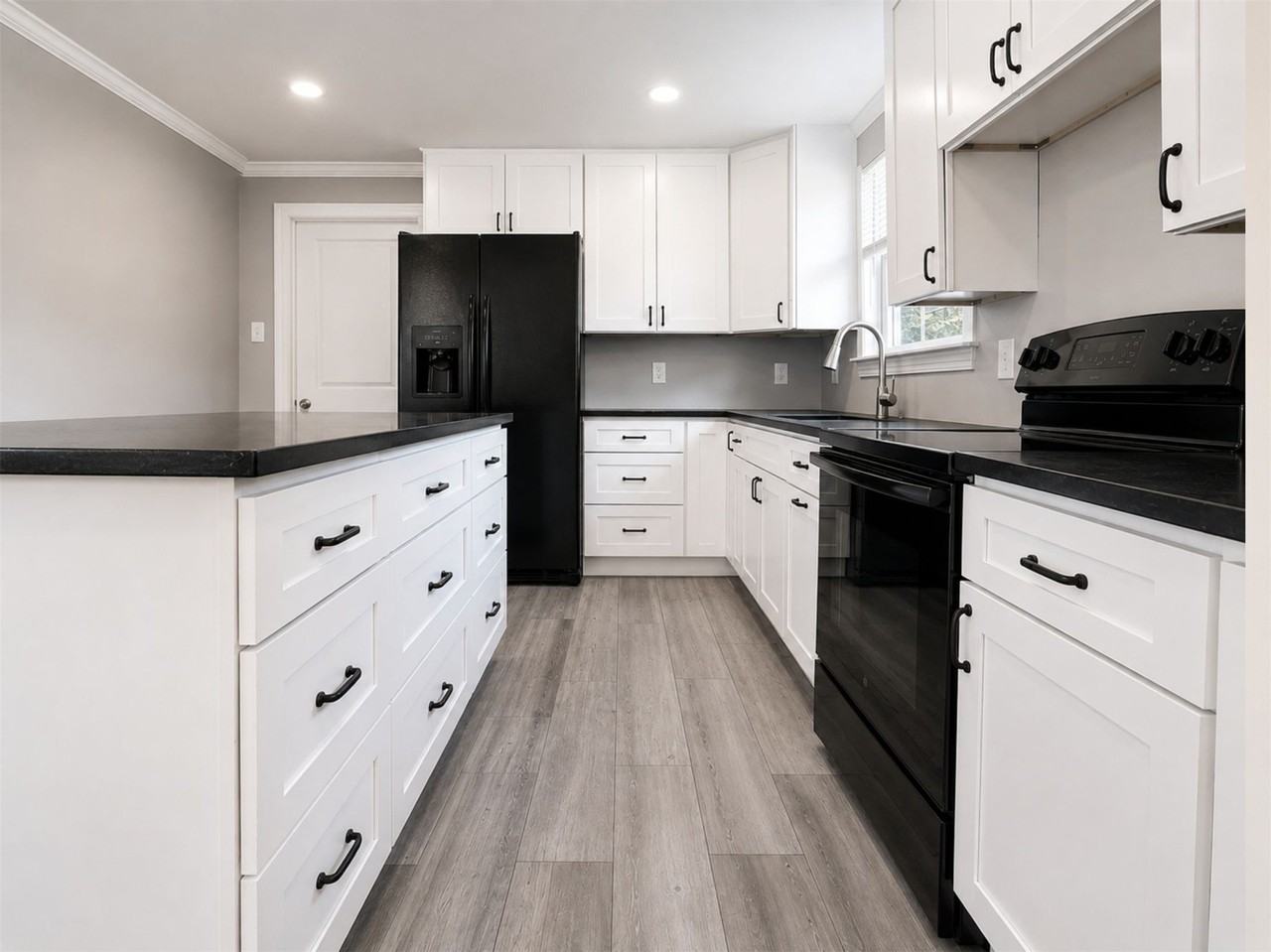 1306 Locust St - Photo 2 of 15
