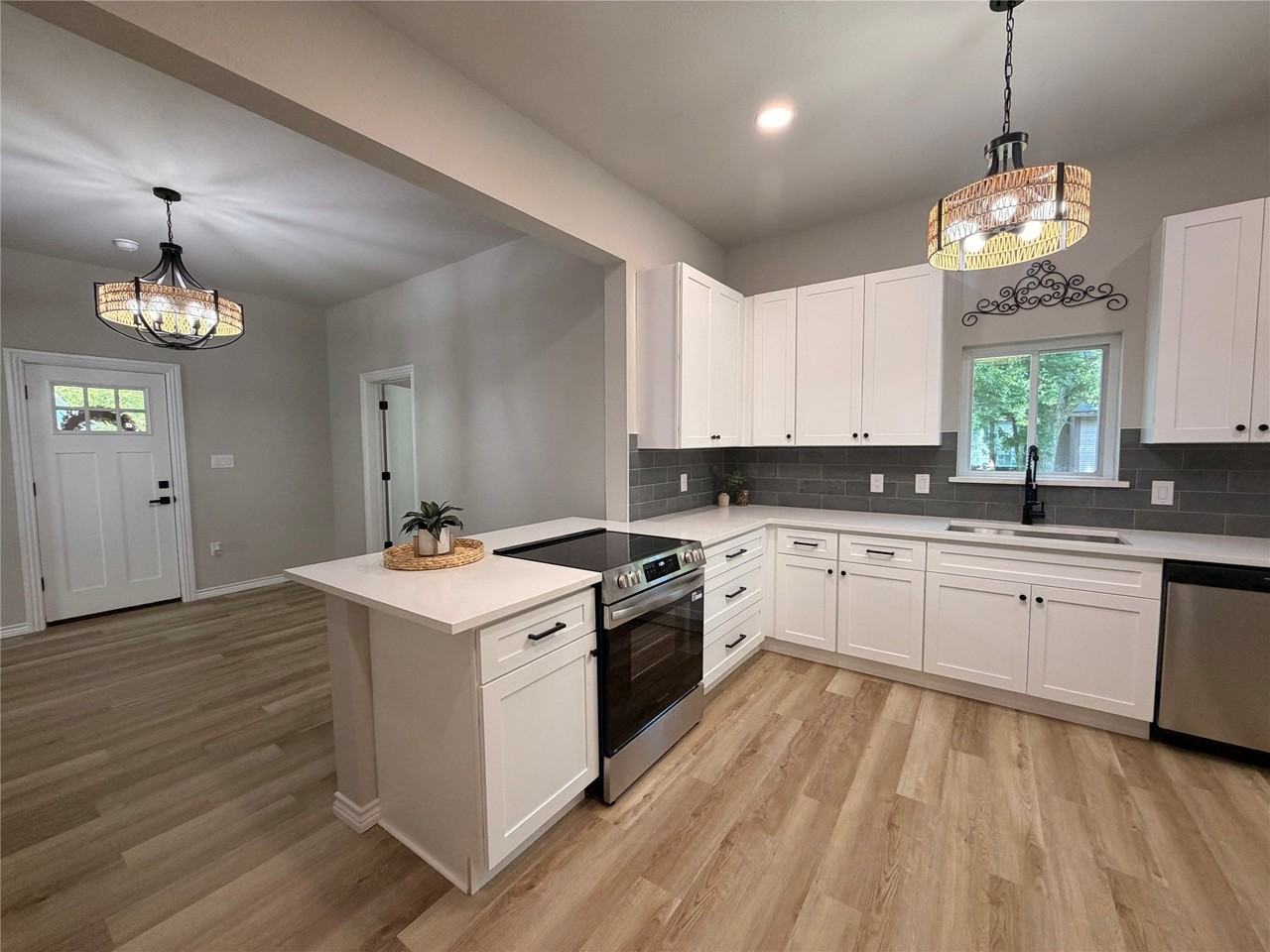 909 E High St - Photo 3 of 11