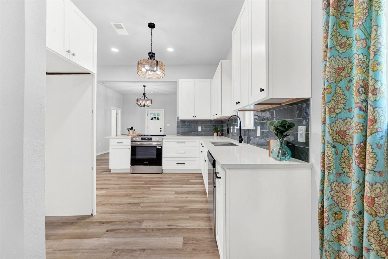 909 E High St - Photo 6 of 11