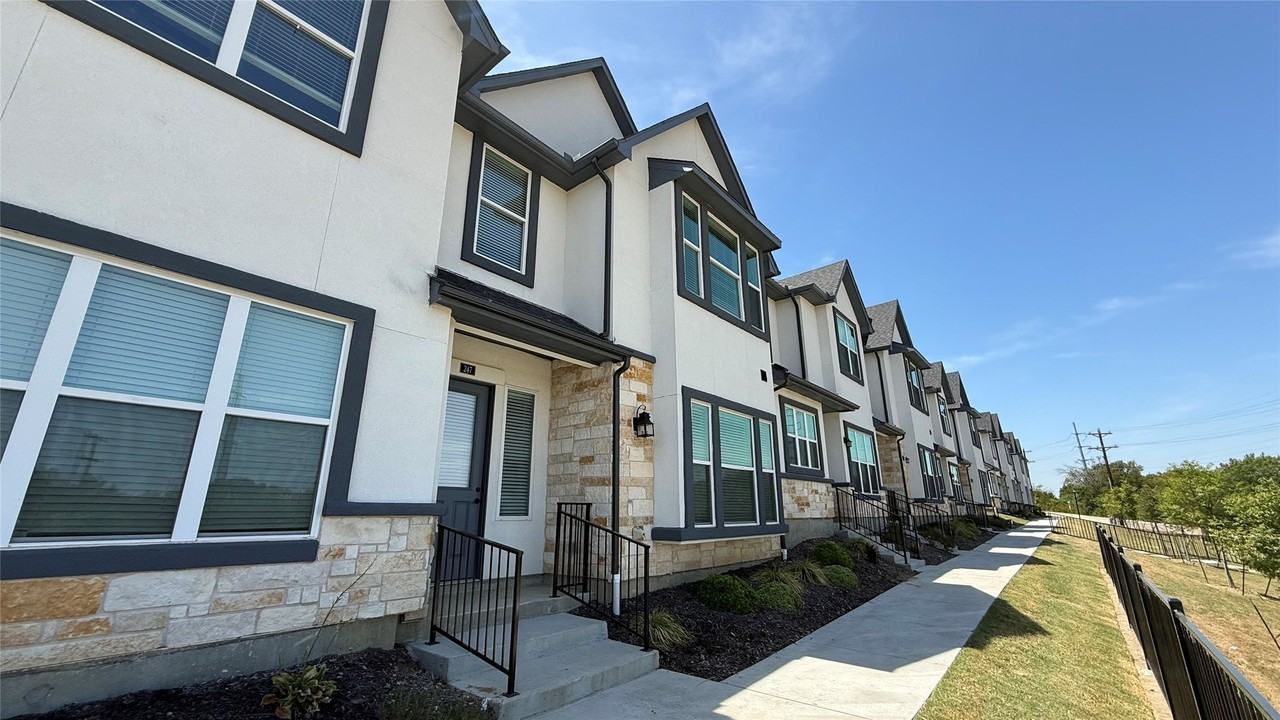 247 Mule Deer Mews - Photo 2 of 21