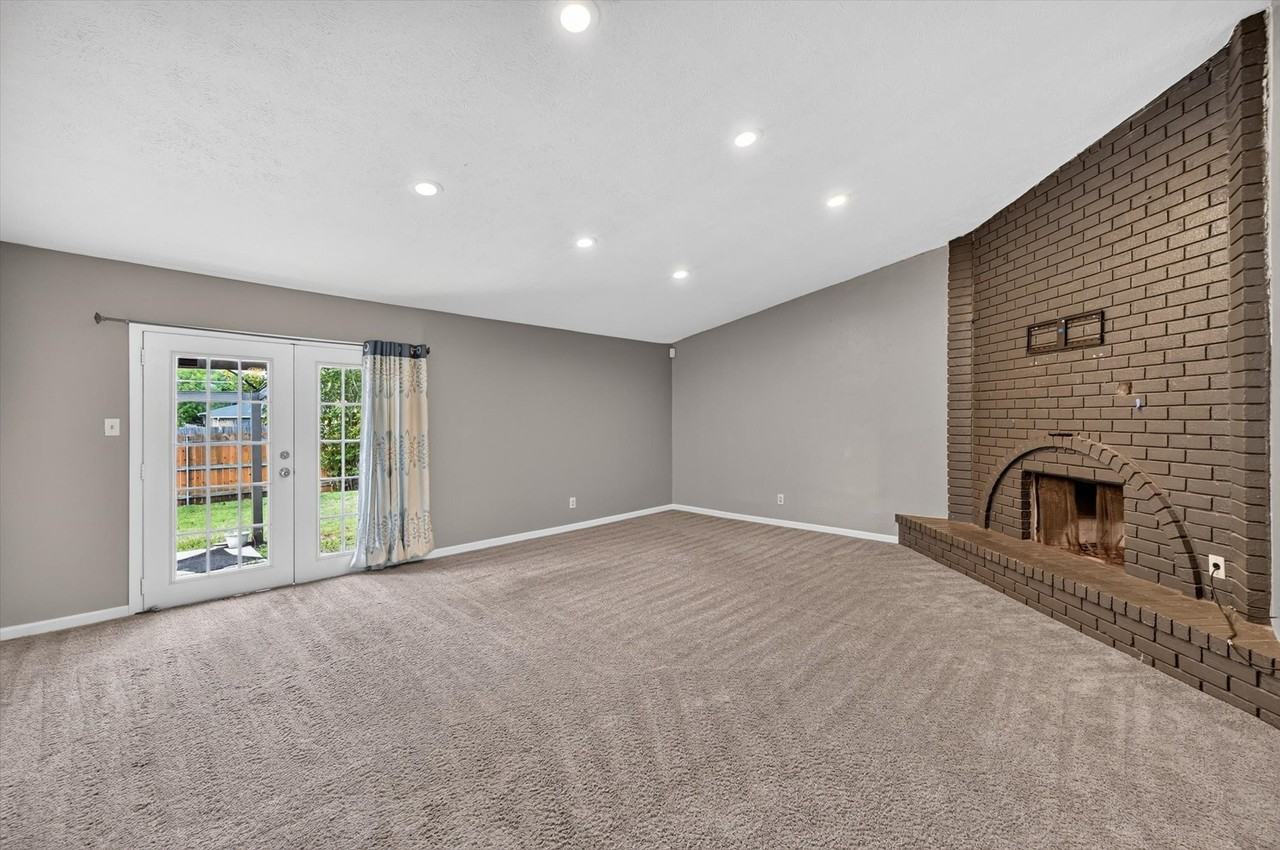704 Levelland Dr - Photo 4 of 21